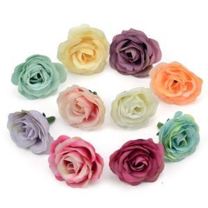 Guirnaldas de flores decorativas 50 piezas 2,5 cm Mini cabezas de rosas artificiales de seda para la decoración del hogar del banquete de boda accesorios de bricolaje artesanía falsa