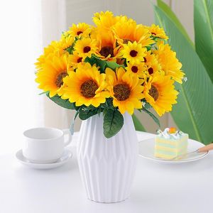 Guirnaldas de flores decorativas Girasoles de 7 cabezas Decoración del hogar Regalos navideños Flor de seda Espectáculo artificial Tela floral para bodas Escenario