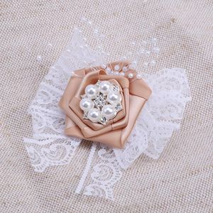 Coronas de flores decorativas Traje de novio de lujo Pin de solapa Cinta Rosa Perla Rhinestone Hecho a mano Ramillete de los hombres Accesorios de vestido de novia X