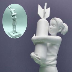 Objets décoratifs Figurines Bomb Hugger Fille Statue Banksy Paix Thème Art Moderne Design Modèle Résine Étreignant Sculpture Ornements Décoration De La Maison Artisanat Y23