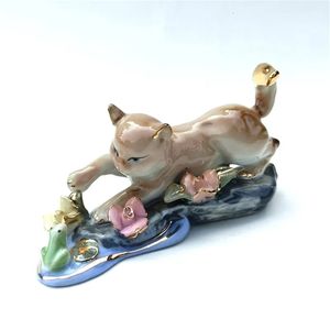 Objets décoratifs Figurines drôles en porcelaine grenouille et chat miniature en céramique étang Kitty Figurine de table nouveauté Art Collection ornement artisanat 231007