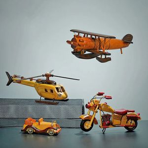 Objetos decorativos Figuritas Decoración del hogar Avión de madera hecho a mano Pequeño modelo de helicóptero militar Avión de madera Juguete Regalo para niños Artículos de decoración del hogar para dormitorio 231114