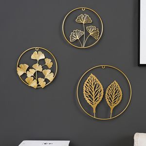 Objets décoratifs Figurines Articles de nouveauté Nordic Ginkgo Leaf Wall Decor Ornement Iron Light Luxury Or Palm Maple Hanging Pendentif Salon Décoration 230517