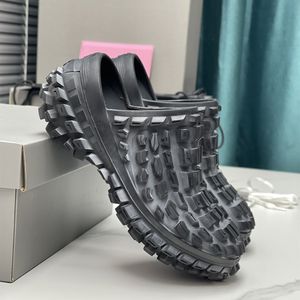 Sandales de pneu Defender Sneaker Pneus rétro design Pneu semi-remorque Bump Texture Anti-Slip Chunky Platform Rubber Thick Fashion Trainer Triple Black Slippers 39-45