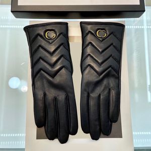 Delicados guantes de cuero suave Hardware Letters Designer Mittens Guantes de piel de oveja de gama alta Regalo de mujer con caja