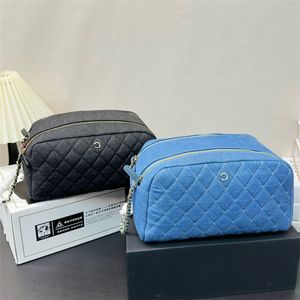 Sac de maquillage de créateur en denim pour femmes, sac cosmétique de luxe, sacs de toilette, chaîne en cuir, pochette de maquillage, petite boucle argentée, sac de toilette