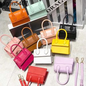 Design Bag Factory Wholesale and Retail Women's 2023 New Women's Style Hand Hand Corée Fashion Mini Mmenger Student Leather Grand