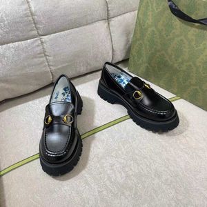 Zapatos de diseño de cuero para mujer, estilo británico, botas pequeñas de cuero, estilo de invierno, hebilla de caballo, parte inferior gruesa, muffin, cuero suave, felpa, pequeña abeja