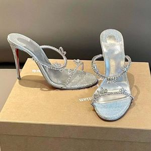 Chaussures de design de luxe Femmes sandale rouge talons hauts sexy dame robe de soirée de mariage pompes Just Queen élégamment femme sandales pantoufle avec des bijoux de sangle