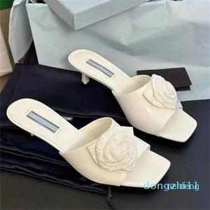 Sandalias de cuero cepillado de verano de diseño, zapatos de mujer con tacón de flor rosa, pantuflas deslizantes con letras de Metal para mujer, EU35-43 excelente para caminar