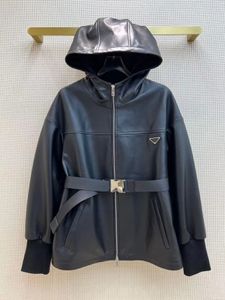 Diseñador 23SS Triangle Label Piel de mujer y piel sintética Moda con capucha Cárdigan con cremallera Abrigo de cuero negro con cinturón de metal