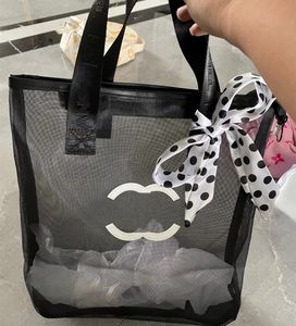 Diseñador Bolso de hombro de malla blanca y negra Bolso de compras de moda para mujer Logotipo de letra clásico Bolsa de lavado transparente Decoración de cinta Bolsa ambiental portátil de playa