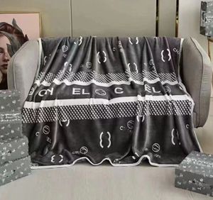 Couverture de créateur classique avec logo lettre grise, couverture de repos de bureau, serviettes de voyage, décoration de canapé, couverture multi-style 150 x 200 cm avec boîte cadeau