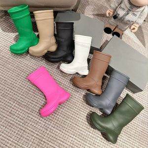 Botas de lluvia de diseñador para hombre, botas con plataforma hasta la rodilla, zapatos impermeables de goma verde y rosa, botas con plataforma para caminar