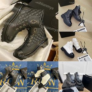 Botas de diseñador Mujer Pequeño Estilo fragante Invierno Clásico Botas de piel de becerro negras Tacón medio Suela gruesa Antideslizante Versátil con cordones Rombo Botas cortas