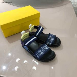 Designer Boys Sandals Chaussures pour enfants Slipper Ruban d'été épissant des sandales de forme plate taille 26-35 Boys Beach Chaussures pour enfants, y compris la boîte de chaussures de marque