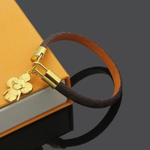 bracelet designer femme bracelet designer V lettre Chihuahua motif bracelet en cuir fleur de soleil Chihuahua bracelet en cuir prix d'usine en gros