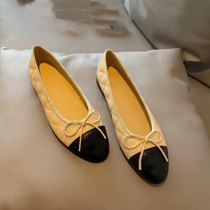 Chaussures habillées de créateurs Chaussures de danse de ballet Bow peau de vache Chaussure de bateau plate Ballet Cuir noir Mode Dames Mocassins Femmes Printemps Véritable Cuir Slip sur Ballerines