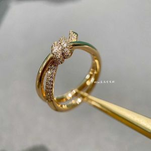 Diseñador marca GU GURA MISMO estilo TFF Knot Ring V Gold Quality 18K Rose con luz de nudo de diamantes Luxury con logotipo