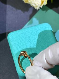 Brand de créateur de haute qualité V Golden Valley malade avec le même anneau de nœud TFF 18K Rose Gold Diamond Knot Couple With Logo
