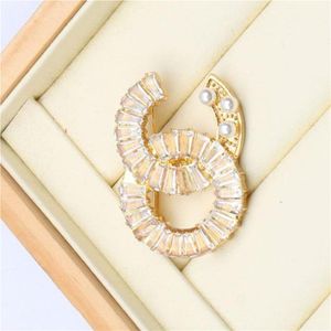 Lettres de créateurs Brooches broches Pin Géométrique Luxury Femmes Charme Crystal Righestone Pearl Pins pour célèbre fête de mariage Jewerlry A2717