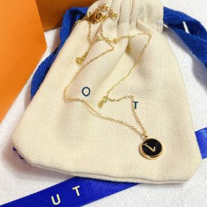 Marca de diseñador Collares pendientes Diseño delicado Collar de oro de 18 quilates Moda Mujer joven Estilo Clásico Premium Accesorios Regalo seleccionado para mujeres