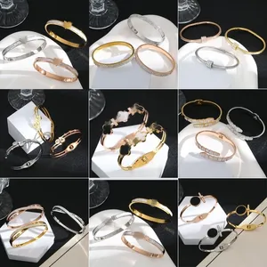 Pulseras de marca de diseñador Brazalete de mujer Joyería de diseño de lujo Chapado en oro de 18 quilates Amantes de acero inoxidable Brazaletes de regalo Pulsera de lujo al por mayor especial Envío aleatorio