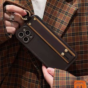 Designer Brown Old Flower Ring Wristband Phone Cases pour Apple iPhone 14 Plus 13 12 11 Pro Max Luxury Matte Leather Fine Cutouts Cell Back Covers Kickstand Fundas Coque