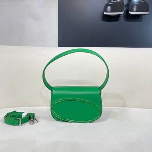 Sac à bandoulière en cuir verni de couleur bonbon de créateur avec un sac pour femmes de style urbain moderne à la technologie nouvelle et unique