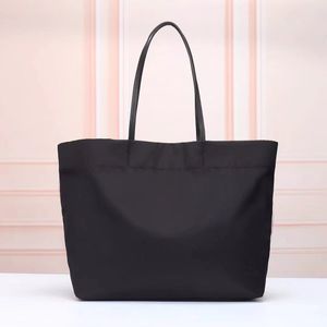 Sac en toile de créateur Sac fourre-tout de luxe Sac de plage Sac fourre-tout de grande capacité pour femme Triangle ouvert sequin Alphabet classique Sac à bandoulière brodé Pochette