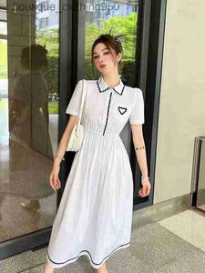 Vestidos casuales de diseñador para mujer Verano Nuevas mujeres Triángulo Emblema Marca de hierro Cuello de polo Vestido de manga corta Vestido de moda de onda