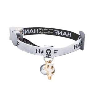 Collar de gato de diseño, paquete de 2 collares para gatitos con campanas, collares clásicos con patrón de letras para gatos con hebilla de seguridad separable, nailon, ajustable de 7 a 20 pulgadas, blanco pequeño B225