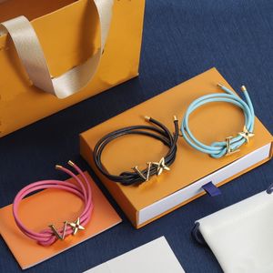 Diseñador Charm Pulsera Joyería 3 olores Pulseras de cuero para mujer Correa de mano Carta Patrón de flores Logotipo de oro Sello Impreso Regalo de moda Brazalete rosa con caja