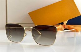 Designer bon marché Classic Luxury charme Cat Eye Sunglasses pour femmes Avantgarde Metal Pendant Lunets Summer Elegant Glamorous Style2836042
