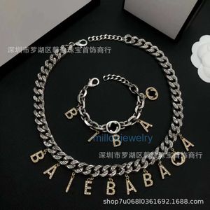 Collar de gargantilla de diseñador Collar G-Letter BB con diamante completo para hombres y mujeres Co Branded Inglés Heavy Industry Exagerated Brass Tendencia de moda