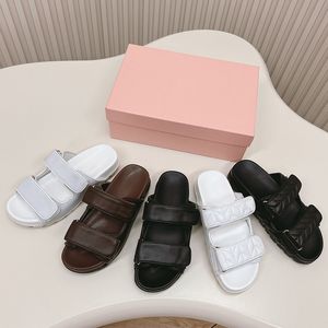 Pantoufles plates confortables de créateur – Chaussures élégantes et confortables, parfaites pour l'élégance quotidienne des femmes.