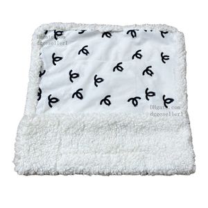 Mantas de diseño para perros para cama, forro polar, funda protectora para sofá, caja de coche, perrera, suave manta de gato Sherpa, reversible, lavable, 21.5 x 27.5 pulgadas, color blanco M38