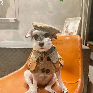 Ropa para perros de diseño Patrón de letras clásico Ropa para perros Caballero aristocrático Capa para mascotas con sombrero Decoración de cuero Cachorro Gatito Mascotas Abrigo para perros pequeños Caqui A407