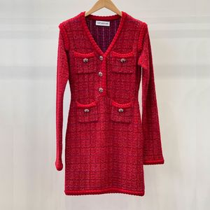 Robe de créateur, jupe courte rouge, col en V pour enfants, manches longues, fesses enveloppées, tendance de robe en tricot mince 2024