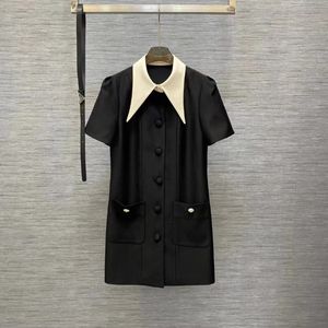 Robes de créateurs Col polo de collision de couleur Premium Petites robes noires élégantes Patte de ruban Dames Mini-robes de banlieue décontractées