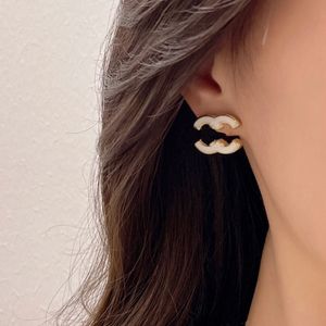 Boucles d'oreilles de créateurs Boucles d'oreilles pour femmes de charme Bijoux fantaisie Coffret cadeau blanc noir Accessoires de fête haut de gamme pour les amantes Famille et amis