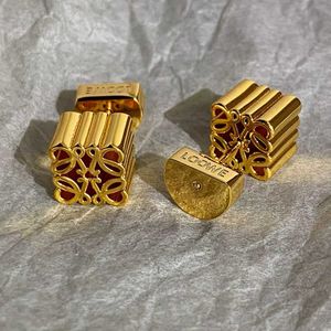 Pendientes de diseño Loewe Joyería de lujo Accesorios superiores Pequeño viento fragante Pendientes únicos Diseño de metal exquisito Pendientes de alto grado joyería Regalo de Navidad