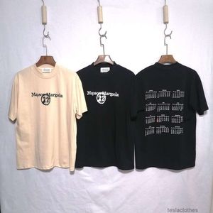 Diseñador Ropa de moda Camisetas de lujo Camisetas Mm6 Principios de primavera Año nuevo 22 Camiseta con calendario Camiseta de manga corta para hombres y mujeres Todo el calendario está impreso en la espalda