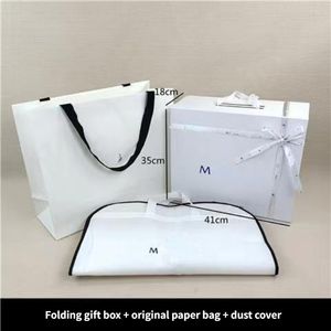 Envolturas de regalo de diseñador M Chaqueta de plumón Caja de regalo plegable Caja de embalaje Cubierta antipolvo Bolsas de papel Cinta MG Papel de seda Pxx