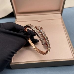 Bracelet à breloques en or de créateur en os de serpent tête de serpent femelle en or rose Bracelet en or 18 carats tout alliage de titane galvanoplastie ne se fane jamais comme un cadeau pour partager des bijoux d'amour.