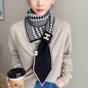 Designer H Home Écharpe en gros pour l'hiver et l'automne Automne nouvelle mode tricot paresseux croix écharpe lettre filles coréennes japonaises laine décorative