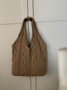 Bolsos de diseñador Verano Nuevo Bolsos de playa tejidos a mano vintage Tejido de lana Ahueca hacia fuera Bolsos de mano multicolores Bolso con patrón en zigzag Bolso de compras de moda para mujer Caqui