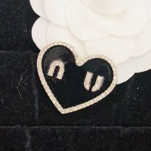 Designer Coeur Noir Broche De Luxe Femmes Amour Monogramme Broche Marque Style Vintage Pins Romantique Couple Cadeaux Bijoux Logo Broche 18k Or Plaqué Ornement