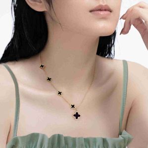 Collier trèfle à quatre feuilles coeur design pour femme acier titane or noir blanc coquille trois fleursAvancée Titanium Steel 18K Gold Lucky Five Flower Necklace chat