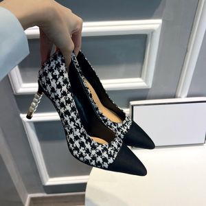 zapatos de tacones de diseñador estilo clásico Hechos de satén especialmente diseñados para mujeres de moda hermosos materiales de cuero muy buenos